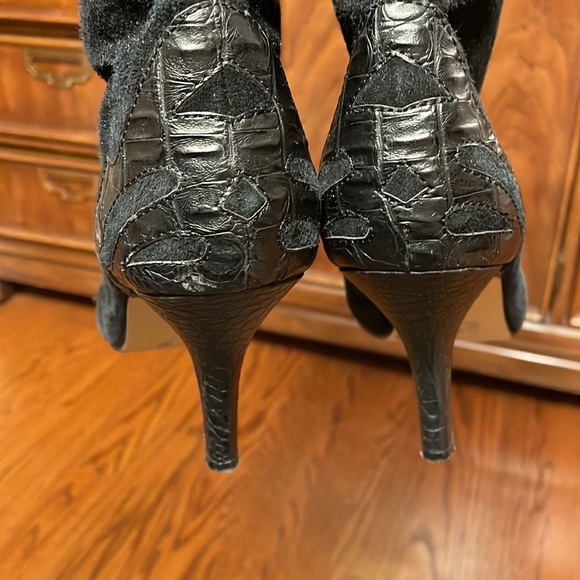 Black suede/crocodile look boots very unique! Size 9 1/2 - Picture 5 of 9
